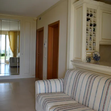 Elegante Monolocale Con Vista Mare E Giardino شقة